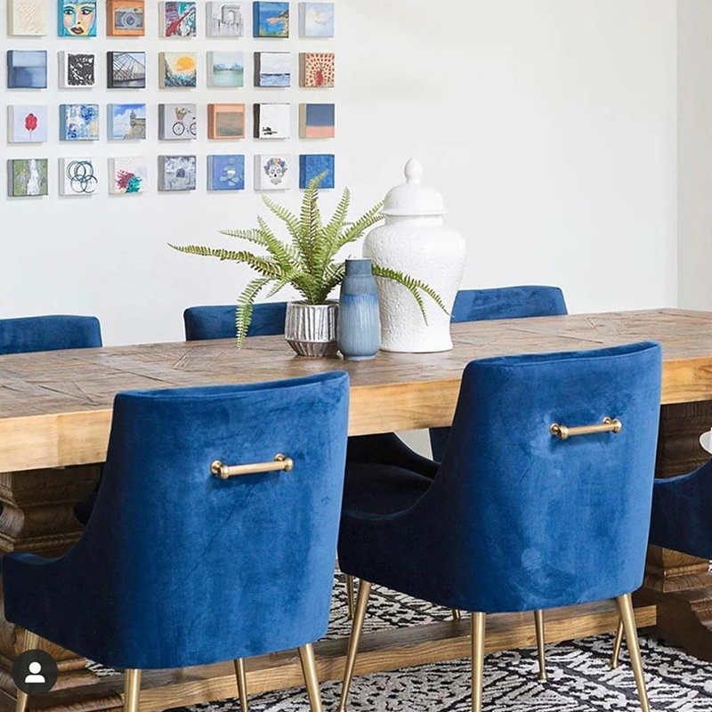 Silla de comedor de terciopelo azul con patas de metal de hierro