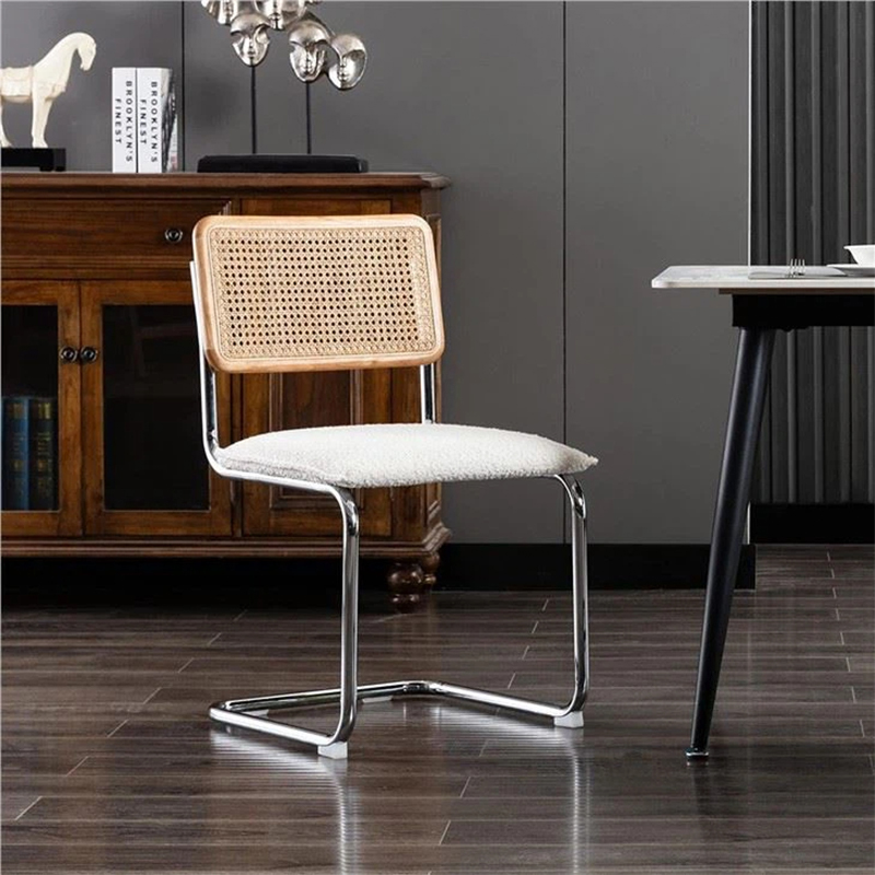 Silla de comedor moderna blanca/negra con respaldo de ratán