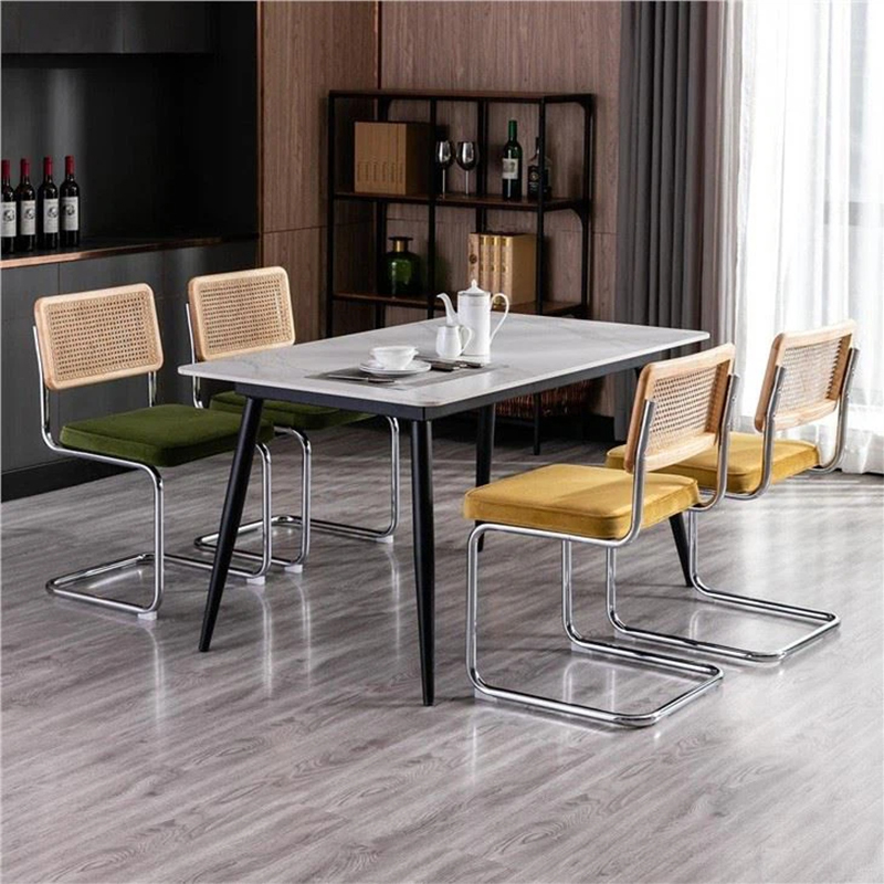 Silla de comedor moderna blanca/negra con respaldo de ratán