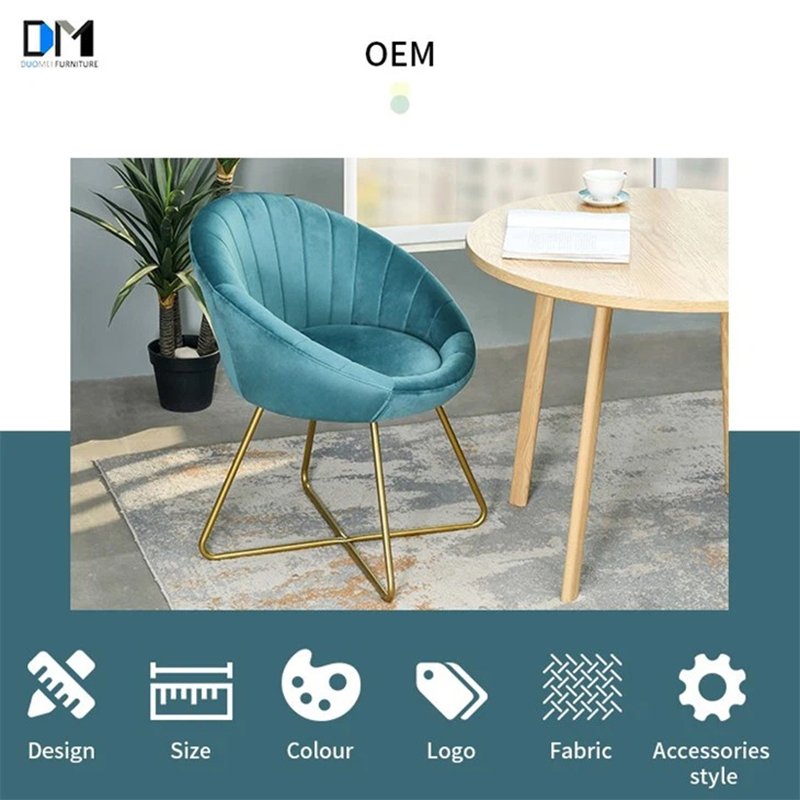 Silla de salón informal de terciopelo azul con patas de metal dorado