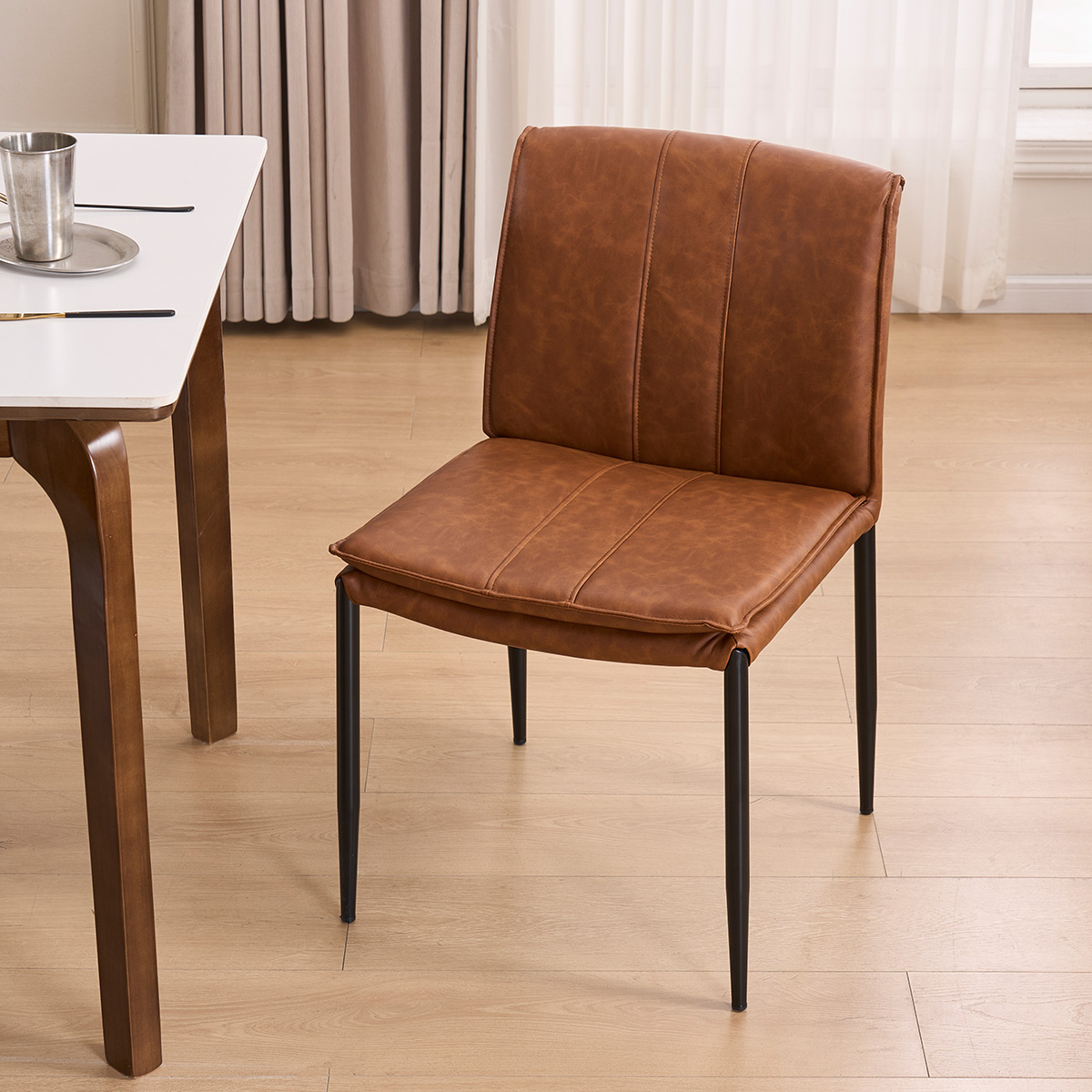 Silla lateral tapizada de PU sin brazo con patas de metal negro